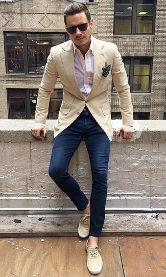 Look alla moda per uomo: Blazer beige, Camicia a maniche lunghe di lino bianca, Jeans blu scuro, Sneakers basse di tela beige