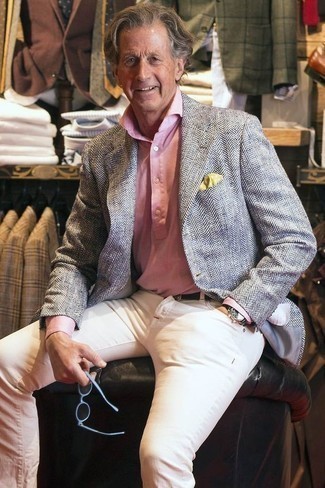 Come indossare e abbinare un blazer a spina di pesce grigio per un uomo di 60 anni quando fa caldo in modo smart-casual: Combina un blazer a spina di pesce grigio con jeans bianchi per vestirti casual.