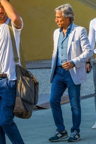 Quale jeans indossare con un blazer bianco e blu per un uomo di 50 anni quando fa caldo: Prova a combinare un blazer bianco e blu con jeans per un look elegante ma non troppo appariscente. Per un look più rilassato, prova con un paio di scarpe sportive foglia di tè.