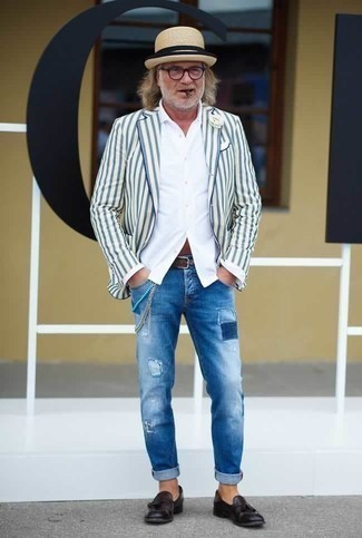 Quale jeans indossare con un blazer bianco e blu per un uomo di 50 anni quando fa caldo: Abbina un blazer bianco e blu con jeans per un look spensierato e alla moda. Indossa un paio di mocassini con nappine in pelle melanzana scuro per un tocco virile.