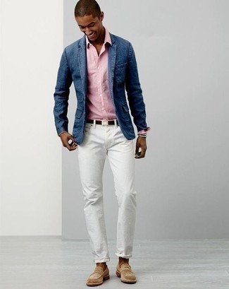 Quale jeans indossare con mocassini eleganti marrone chiaro per un uomo di 20 anni: Indossa un blazer di jeans blu con jeans per creare un look smart casual. Calza un paio di mocassini eleganti marrone chiaro per dare un tocco classico al completo.
