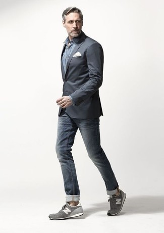 Come indossare e abbinare jeans blu scuro con una camicia a maniche lunghe blu per un uomo di 40 anni: Potresti abbinare una camicia a maniche lunghe blu con jeans blu scuro per vestirti casual. Scarpe sportive grigie creeranno un piacevole contrasto con il resto del look.
