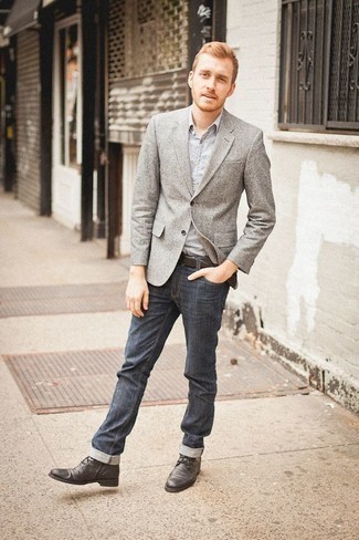 Come indossare e abbinare un blazer grigio con jeans blu in autunno 2024: Vestiti con un blazer grigio e jeans blu per un look davvero alla moda. Stivali casual in pelle grigio scuro sono una validissima scelta per completare il look. Una buona scelta per un outfit autunnale!