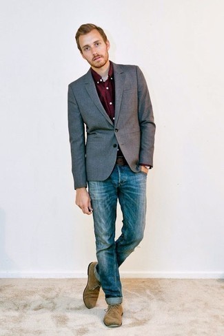 Come indossare e abbinare un blazer grigio con jeans blu: Abbina un blazer grigio con jeans blu, perfetto per il lavoro. Chukka in pelle scamosciata marrone chiaro sono una gradevolissima scelta per completare il look.