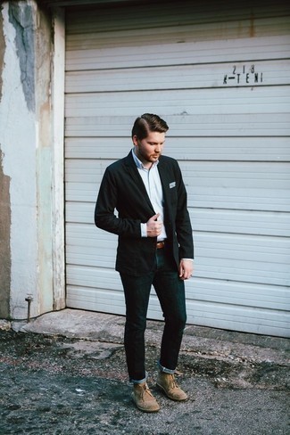 Quale blazer indossare con chukka beige quando fa caldo: Combina un blazer con jeans verde scuro per un abbigliamento elegante ma casual. Rifinisci questo look con un paio di chukka beige.