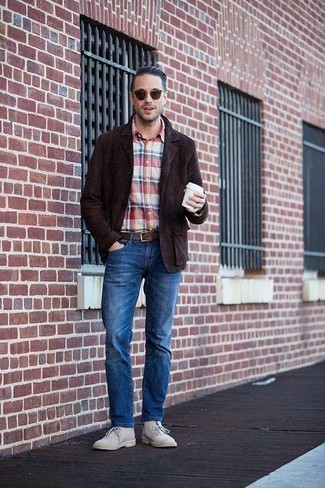 Quale blazer indossare con chukka beige quando fa caldo: Mostra il tuo stile in un blazer con jeans blu per creare un look smart casual. Perfeziona questo look con un paio di chukka beige.