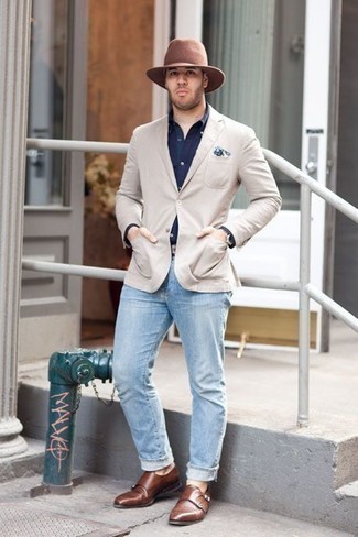 Quale jeans indossare con un blazer beige per un uomo di 30 anni: Scegli un outfit composto da un blazer beige e jeans per un look da sfoggiare sul lavoro. Completa il tuo abbigliamento con un paio di scarpe double monk in pelle marroni.