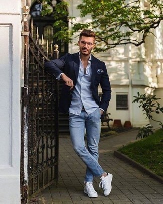 Come indossare e abbinare jeans azzurri in modo smart-casual: Abbina un blazer blu scuro con jeans azzurri per creare un look smart casual. Per un look più rilassato, scegli un paio di sneakers basse di tela bianche e nere.