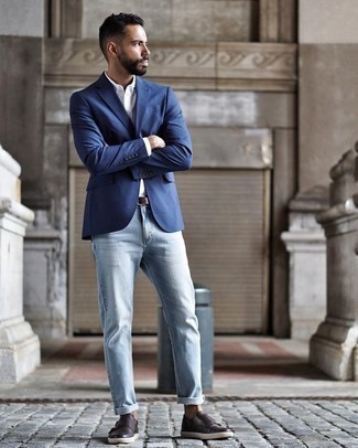 Come indossare e abbinare un blazer blu scuro con jeans azzurri: Potresti indossare un blazer blu scuro e jeans azzurri per creare un look smart casual. Indossa un paio di scarpe double monk in pelle marrone scuro per un tocco virile.