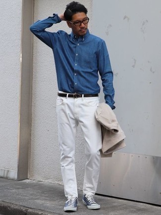 Come indossare e abbinare un blazer beige: Indossa un blazer beige con jeans bianchi per essere elegante ma non troppo formale. Se non vuoi essere troppo formale, scegli un paio di sneakers alte di tela blu.