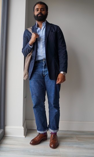 Come indossare e abbinare un blazer blu scuro con jeans blu in modo smart-casual: Punta su un blazer blu scuro e jeans blu, perfetto per il lavoro. Scegli un paio di scarpe derby in pelle marroni come calzature per mettere in mostra il tuo gusto per le scarpe di alta moda.