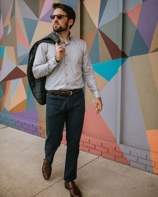 Quale jeans indossare con un blazer grigio: Questa combinazione di un blazer grigio e jeans ti permetterà di sfoggiare uno stile semplice nel tempo libero. Prova con un paio di scarpe double monk in pelle marroni per un tocco virile.