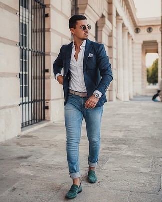 Quale jeans indossare con un blazer blu scuro e bianco per un uomo di 20 anni: Scegli un blazer blu scuro e bianco e jeans, perfetto per il lavoro. Calza un paio di mocassini eleganti in pelle scamosciata verde scuro per un tocco virile.