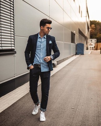 Quale jeans indossare con un blazer blu scuro e bianco per un uomo di 20 anni in modo smart-casual: Metti un blazer blu scuro e bianco e jeans per un look da sfoggiare sul lavoro. Per un look più rilassato, opta per un paio di sneakers basse di tela bianche e nere.
