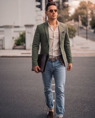 Look alla moda per uomo: Blazer verde oliva, Camicia a maniche lunghe beige, Jeans azzurri, Mocassini eleganti in pelle scamosciata marrone scuro