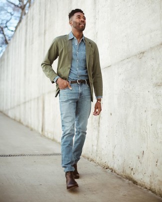Quale blazer indossare con jeans azzurri per un uomo di 30 anni: Scegli un blazer e jeans azzurri per un look elegante ma non troppo appariscente. Sfodera il gusto per le calzature di lusso e calza un paio di stivali chelsea in pelle marrone scuro.
