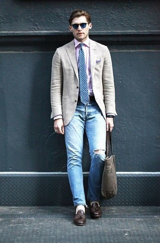 Come indossare e abbinare mocassini eleganti in modo casual: Prova ad abbinare un blazer beige con jeans strappati azzurri per un look spensierato e alla moda. Sfodera il gusto per le calzature di lusso e scegli un paio di mocassini eleganti.