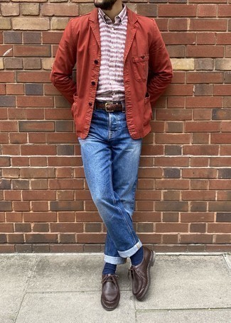 Quale jeans indossare con un blazer rosso per un uomo di 30 anni in autunno 2024: Punta su un blazer rosso e jeans per un look elegante ma non troppo appariscente. Chukka in pelle marrone scuro sono una splendida scelta per completare il look. Un outfit splendido per essere molto elegante e alla moda anche in autunno.