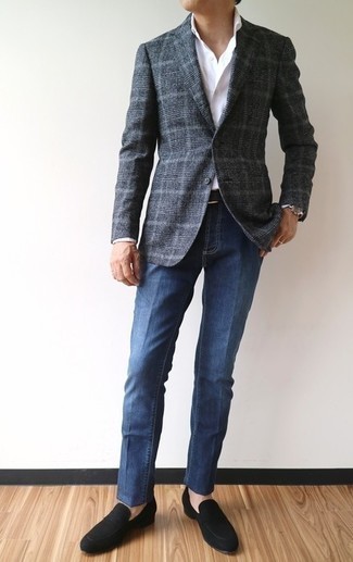 Come indossare e abbinare un blazer scozzese grigio: Scegli un blazer scozzese grigio e jeans blu per un look semplice, da indossare ogni giorno. Mettiti un paio di mocassini eleganti in pelle scamosciata neri per un tocco virile.