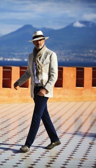 Come indossare e abbinare un blazer beige con jeans blu: Potresti abbinare un blazer beige con jeans blu se preferisci uno stile ordinato e alla moda. Sfodera il gusto per le calzature di lusso e prova con un paio di mocassini con nappine in pelle scamosciata grigio scuro.