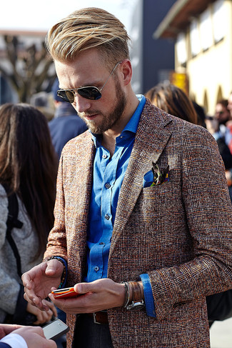 Come indossare e abbinare un blazer scozzese marrone con una camicia a maniche lunghe blu: Combina un blazer scozzese marrone con una camicia a maniche lunghe blu se cerchi uno stile ordinato e alla moda.