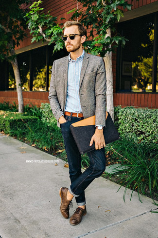 Quale scarpe oxford indossare con un blazer grigio in primavera 2025 in modo smart-casual: Indossa un blazer grigio e jeans blu scuro per un abbigliamento elegante ma casual. Aggiungi un paio di scarpe oxford al tuo look per migliorare all'istante il tuo stile. Una buona idea per un outfit primaverile!