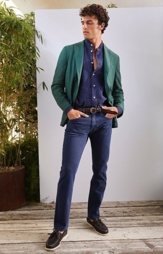Quale jeans indossare con scarpe da barca marroni in estate 2024 in modo smart-casual: Opta per un blazer verde scuro e jeans per un abbigliamento elegante ma casual. Per un look più rilassato, opta per un paio di scarpe da barca marroni. Questo è l'outfit indispensabile per questa stagione estiva.