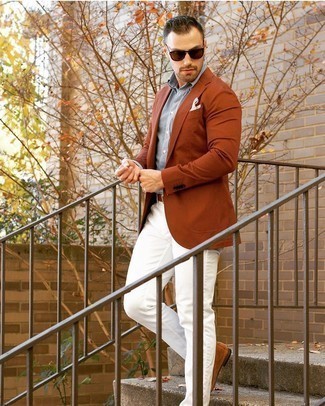 Look alla moda per uomo: Blazer terracotta, Camicia a maniche lunghe grigia, Jeans bianchi, Stivali casual in pelle scamosciata marroni