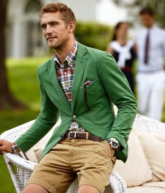 Come indossare e abbinare un blazer di cotone verde menta: Prova a combinare un blazer di cotone verde menta con pantaloncini marrone chiaro per un look da sfoggiare sul lavoro.