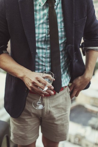 Come indossare e abbinare pantaloncini marrone chiaro quando fa caldo in modo smart-casual: Punta su un blazer nero e pantaloncini marrone chiaro per creare un look smart casual.