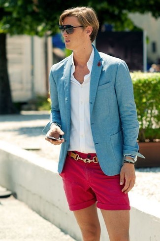 Come indossare e abbinare una giacca azzurra per un uomo di 20 anni in modo smart-casual: Abbina una giacca azzurra con pantaloncini fucsia per un drink dopo il lavoro.