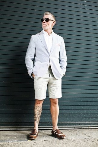 Quale mocassini eleganti indossare con pantaloncini bianchi per un uomo di 50 anni: Opta per un blazer azzurro e pantaloncini bianchi se preferisci uno stile ordinato e alla moda. Sfodera il gusto per le calzature di lusso e scegli un paio di mocassini eleganti.