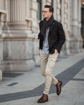 Look alla moda per uomo: Blazer nero, Camicia a maniche lunghe in chambray azzurra, Pantaloni cargo beige, Stivali eleganti in pelle marroni