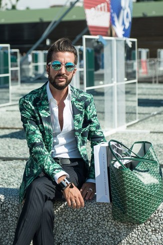 Look alla moda per uomo: Blazer stampato verde, Camicia a maniche lunghe bianca, Pantaloni eleganti a righe verticali neri, Borsa shopping in pelle verde