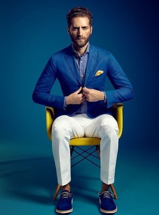 Come indossare e abbinare un blazer blu: Potresti combinare un blazer blu con pantaloni eleganti bianchi come un vero gentiluomo. Ispirati all'eleganza di Luca Argentero e completa il tuo look con un paio di scarpe derby in pelle scamosciata blu.