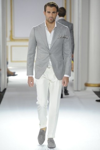 Look alla moda per uomo: Blazer grigio, Camicia a maniche lunghe bianca, Pantaloni eleganti bianchi, Mocassini eleganti in pelle scamosciata grigi