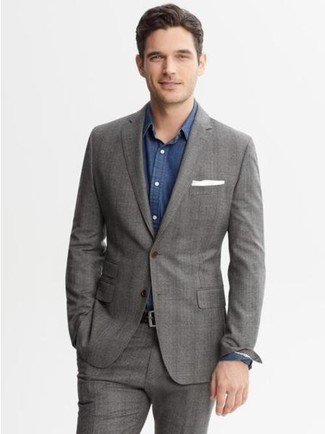 Come indossare e abbinare pantaloni eleganti grigi con un blazer grigio in modo smart-casual: Indossa un blazer grigio e pantaloni eleganti grigi come un vero gentiluomo.