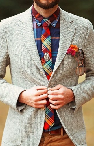 Come indossare e abbinare una cravatta scozzese multicolore: Prova a combinare un blazer di lana grigio con una cravatta scozzese multicolore come un vero gentiluomo.