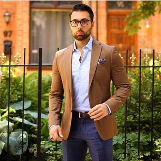 Come indossare e abbinare un blazer marrone chiaro con pantaloni eleganti blu: Potresti combinare un blazer marrone chiaro con pantaloni eleganti blu per essere sofisticato e di classe.