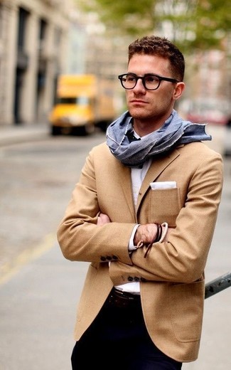 Come indossare e abbinare una sciarpa per un uomo di 30 anni in primavera 2025 in modo formale: Per un outfit della massima comodità, potresti indossare un blazer marrone chiaro e una sciarpa. Una stupenda idea per essere cool e alla moda anche durante la stagione primaverile.