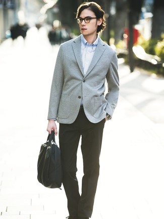 Come indossare e abbinare un blazer lavorato a maglia grigio scuro per un uomo di 20 anni: Prova ad abbinare un blazer lavorato a maglia grigio scuro con pantaloni eleganti neri per un look elegante e alla moda.