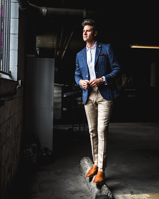 Come indossare e abbinare pantaloni eleganti di lino per un uomo di 30 anni: Indossa un blazer a righe verticali blu e pantaloni eleganti di lino per essere sofisticato e di classe. Mocassini eleganti in pelle terracotta sono una gradevolissima scelta per completare il look.