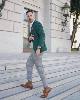 Quale scarpe derby indossare con un blazer verde scuro per un uomo di 30 anni: Opta per un blazer verde scuro e pantaloni eleganti scozzesi grigi per un look elegante e di classe. Scarpe derby sono una validissima scelta per completare il look.