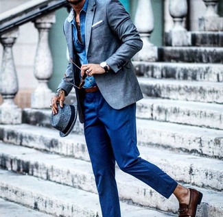 Come indossare e abbinare un borsalino blu: Metti un blazer di lino blu e un borsalino blu per un look perfetto per il weekend. Un bel paio di mocassini eleganti in pelle marrone scuro è un modo semplice di impreziosire il tuo look.