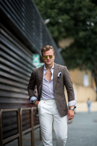 Come indossare e abbinare una camicia a maniche lunghe a righe verticali bianca per un uomo di 30 anni: Potresti indossare una camicia a maniche lunghe a righe verticali bianca e pantaloni eleganti di lino bianchi per un look elegante e alla moda.