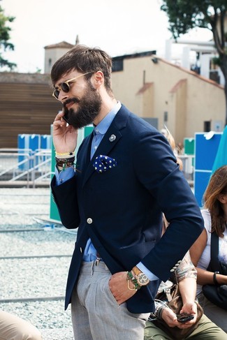 Come indossare e abbinare una spilla: Opta per un blazer blu scuro e una spilla per un'atmosfera casual-cool.