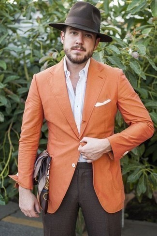 Come indossare e abbinare pantaloni eleganti marrone scuro per un uomo di 30 anni in modo smart-casual: Scegli un outfit composto da un blazer arancione e pantaloni eleganti marrone scuro per un look elegante e di classe.