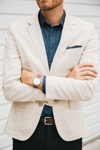 Come indossare e abbinare un fazzoletto da taschino nero per un uomo di 30 anni: Potresti abbinare un blazer beige con un fazzoletto da taschino nero per un outfit rilassato ma alla moda.