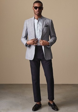 Come indossare e abbinare un blazer grigio: Abbina un blazer grigio con pantaloni eleganti blu scuro come un vero gentiluomo. Mocassini eleganti in pelle neri sono una interessante scelta per completare il look.