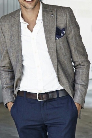 Come indossare e abbinare un blazer scozzese grigio con pantaloni eleganti blu scuro: Prova a combinare un blazer scozzese grigio con pantaloni eleganti blu scuro per un look elegante e di classe.
